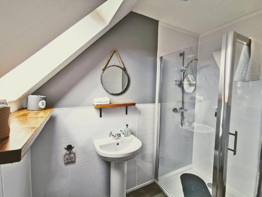 Phòng tắm tại Applecross B&B & Cabins On NC500, 90 mins from Skye