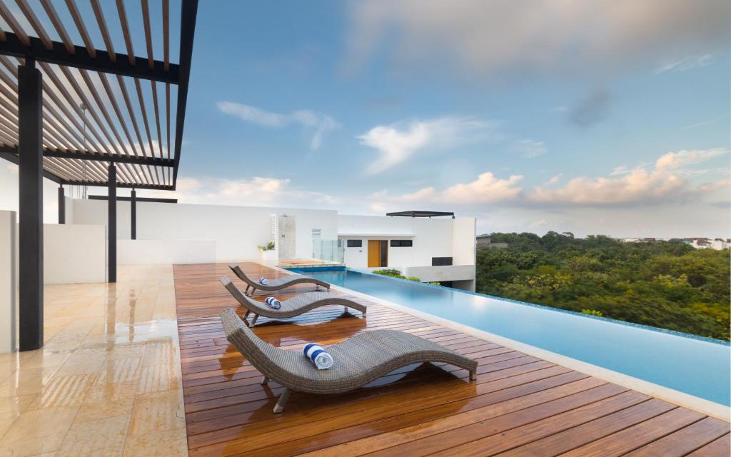 Bazén v ubytování Infinity Suites nebo v jeho okolí