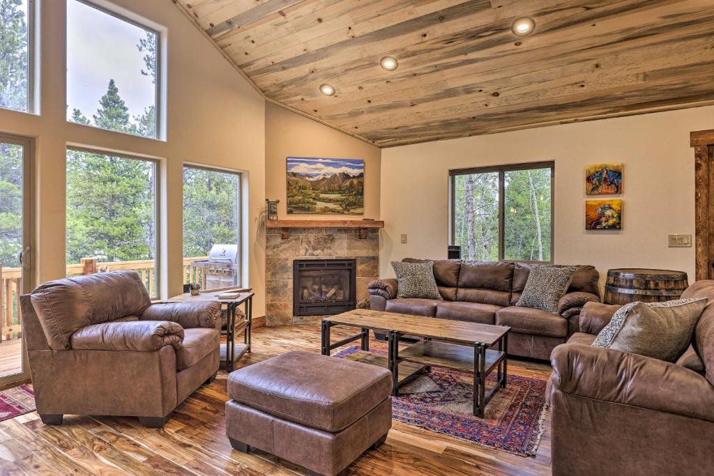 Χώρος καθιστικού στο Rocky Mountain Alma Cabin with Deck and Hot Tub!