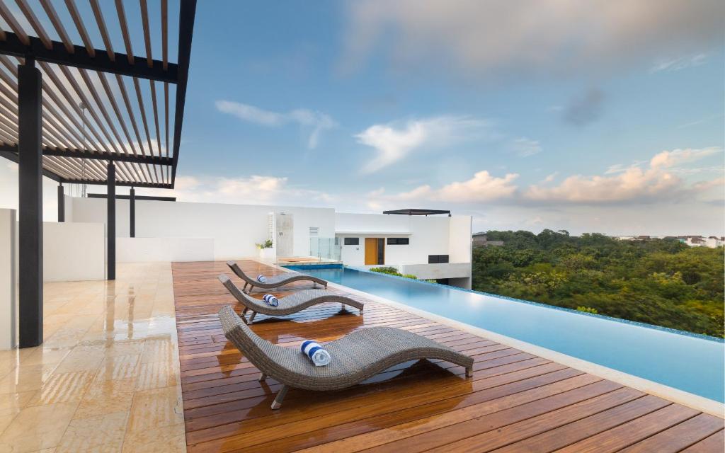 Bazén v ubytování Infinity Suites nebo v jeho okolí