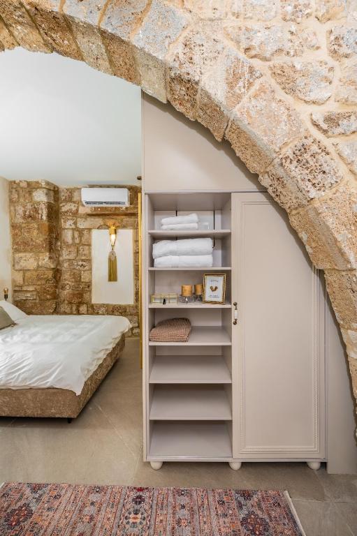 A bed or beds in a room at Jozefin