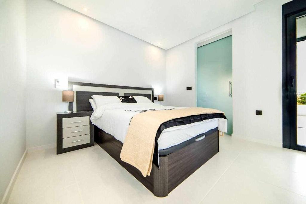 ピラール・デ・ラ・オラダダにあるEspanhouse Diamante apartmentのベッドルーム(大型ベッド1台、大きな窓付)