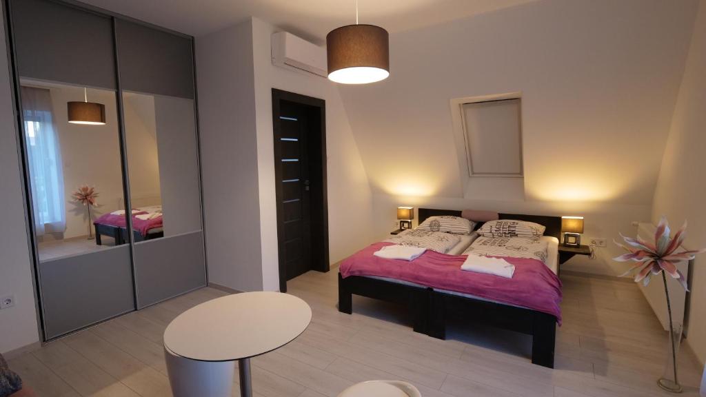 Posteľ alebo postele v izbe v ubytovaní Anna Villa Füred Boutique Rooms