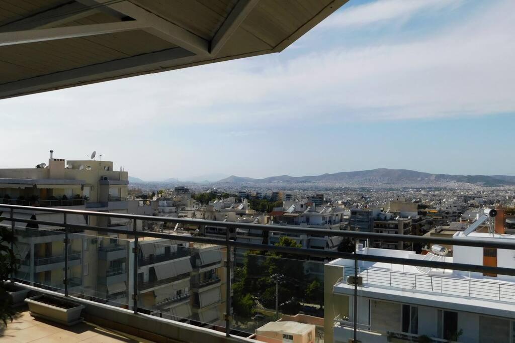 een balkon met uitzicht op de stad bij Acropolis 360 in Athene