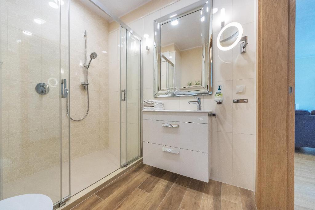 łazienka z prysznicem i umywalką w obiekcie Pomorskie Apartamenty Bernadowska Green Deluxe w mieście Gdynia