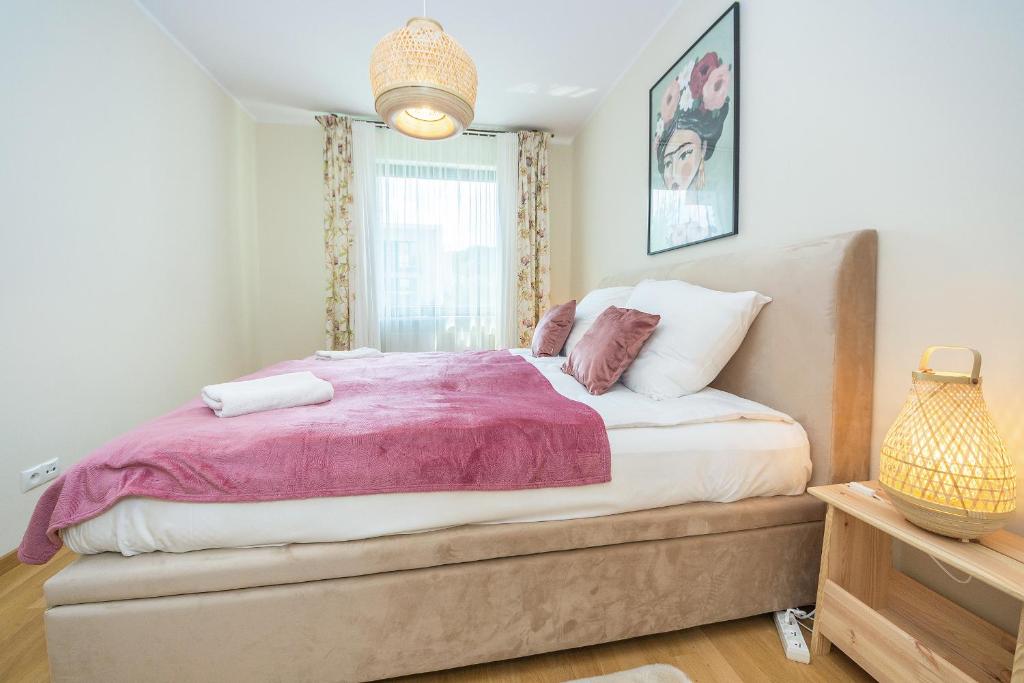 Łóżko lub łóżka w pokoju w obiekcie Pomorskie Apartamenty Bernadowska Green Deluxe