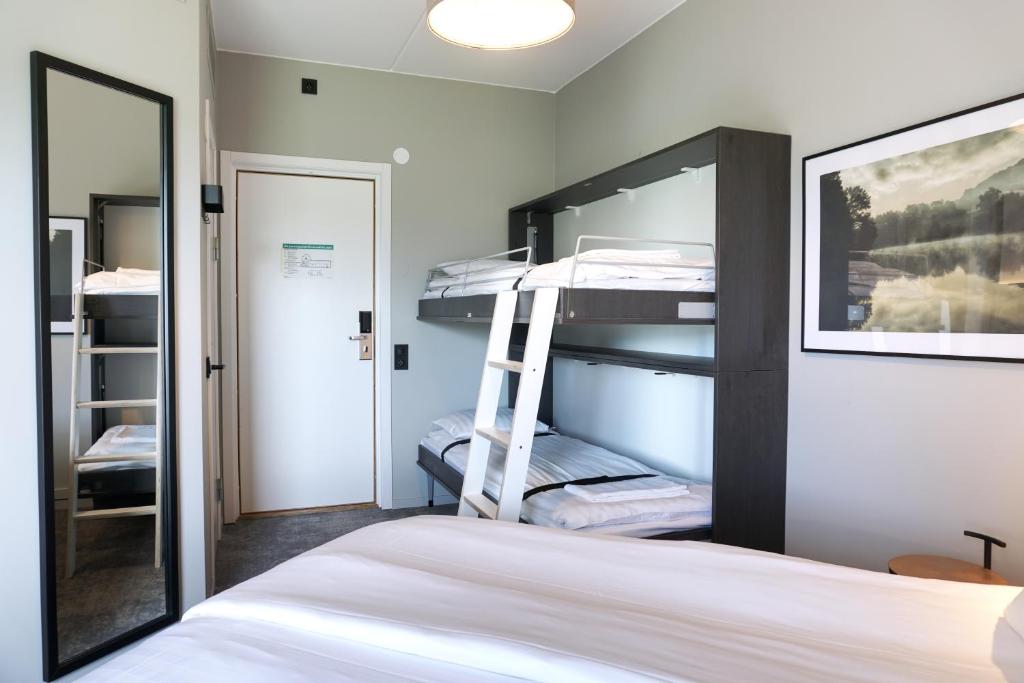 Postel nebo postele na pokoji v ubytování First Hotel Jönköping