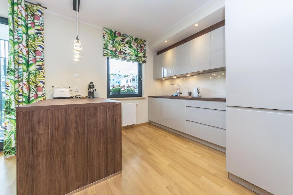 Kuchnia lub aneks kuchenny w obiekcie Pomorskie Apartamenty Bernadowska Green Deluxe