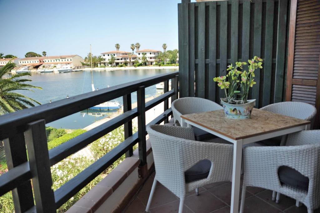Residence La Bricola في سيباري: طاولة على شرفة مطلة على الماء