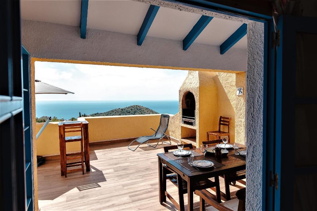 - une salle à manger avec une table et une vue sur l'océan dans l'établissement House with Terrace and Shared Pool, à Mojácar
