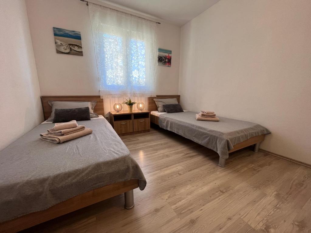 Posteľ alebo postele v izbe v ubytovaní Mavarstica Bay View Apartment with Garage (by the Diving Center)