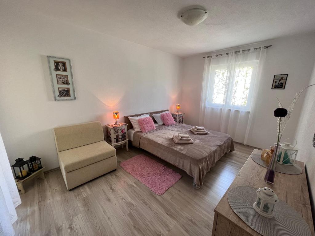 Posteľ alebo postele v izbe v ubytovaní Mavarstica Bay View Apartment with Garage (by the Diving Center)