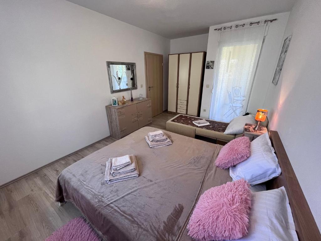 Posteľ alebo postele v izbe v ubytovaní Mavarstica Bay View Apartment with Garage (by the Diving Center)