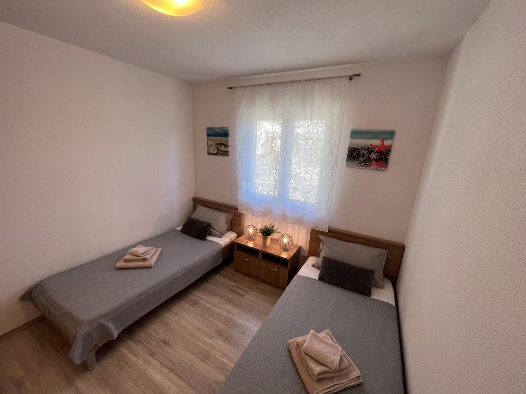 Posteľ alebo postele v izbe v ubytovaní Mavarstica Bay View Apartment with Garage (by the Diving Center)