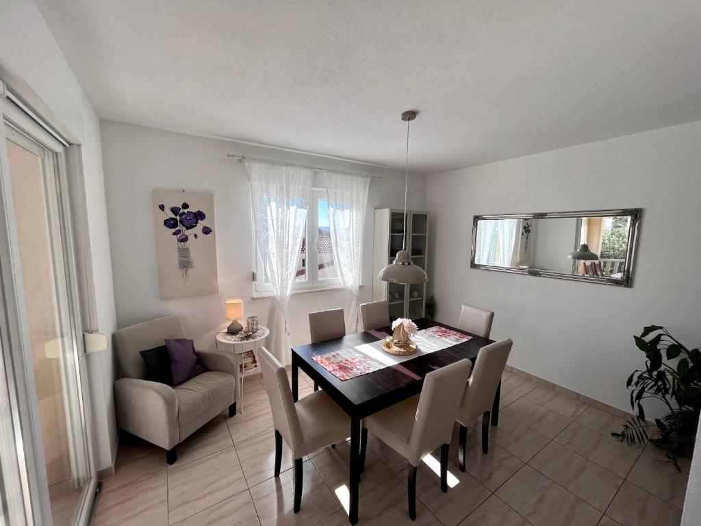 Fotografia z galérie ubytovania Mavarstica Bay View Apartment with Garage (by the Diving Center) v Trogiri