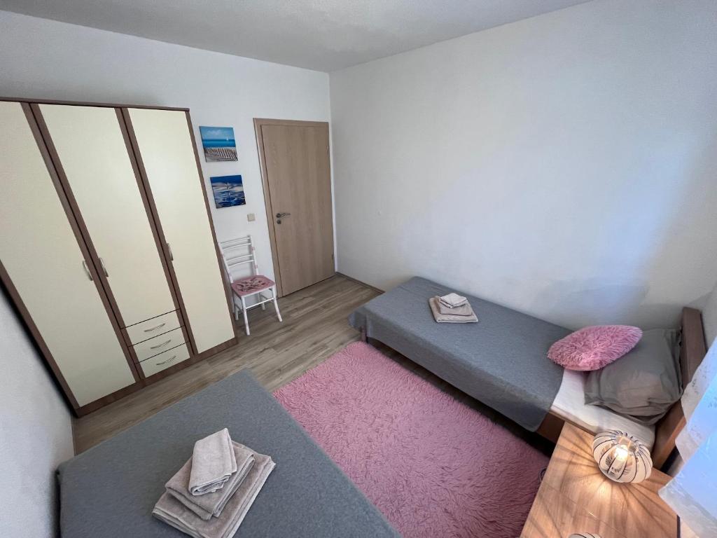 Posteľ alebo postele v izbe v ubytovaní Mavarstica Bay View Apartment with Garage (by the Diving Center)