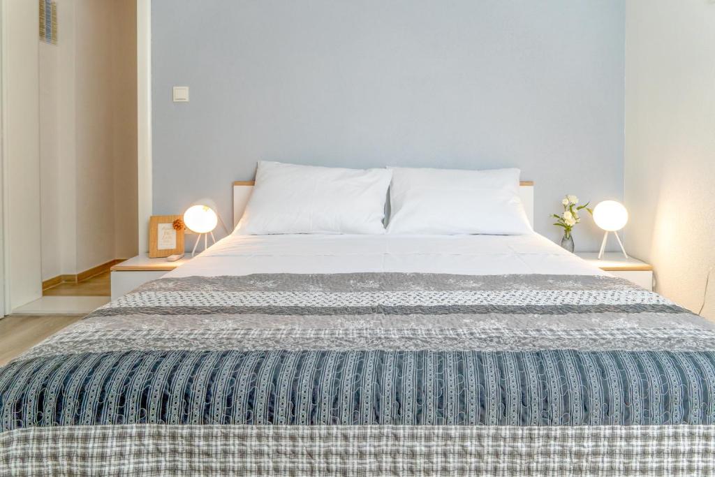 une chambre avec un grand lit avec deux lampes dans l'établissement Apartment Arya, à Makarska