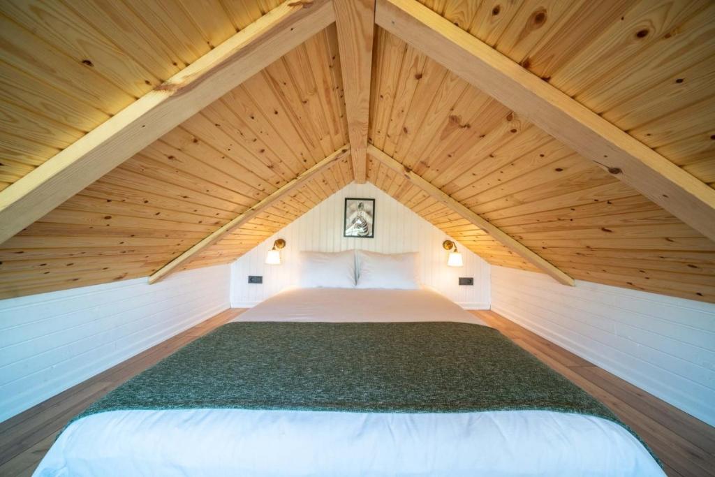 Rúm í herbergi á ROOT TINY HOUSE KALKAN