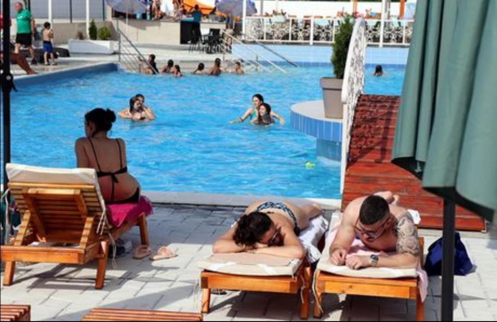 Bazén v ubytování RoyalWings apartman Jagodina nebo v jeho okolí