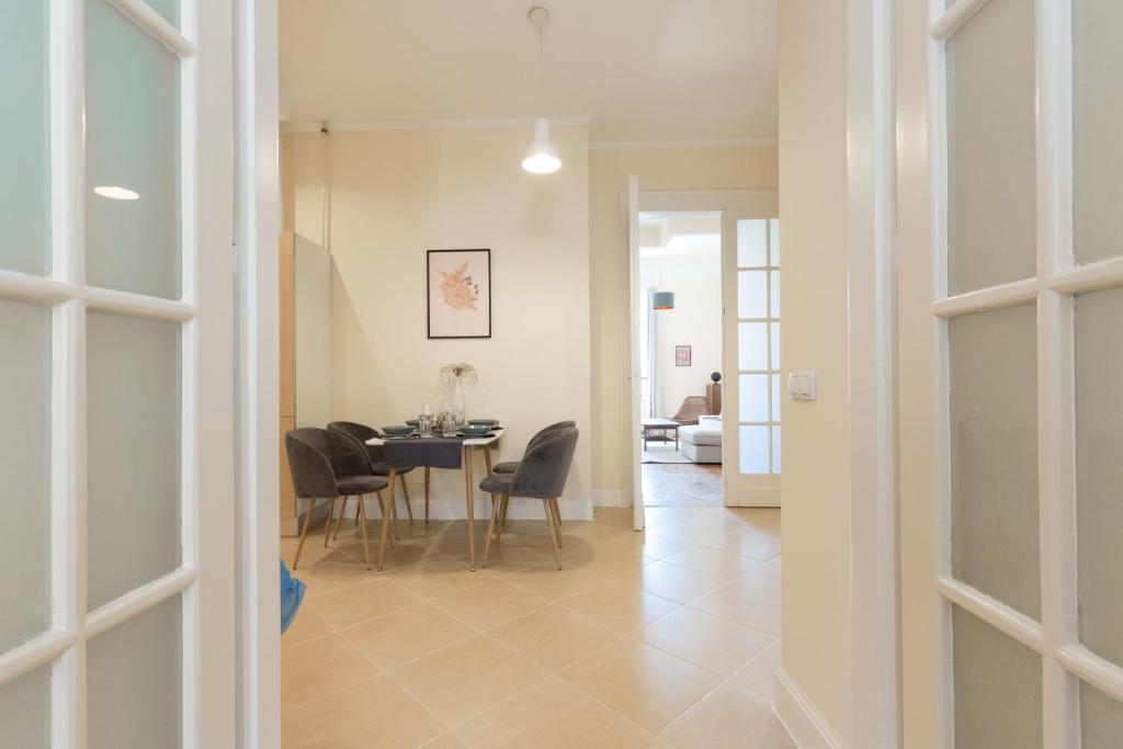 Posedenie v ubytovaní City Center Dream Home 2BR/2Bath