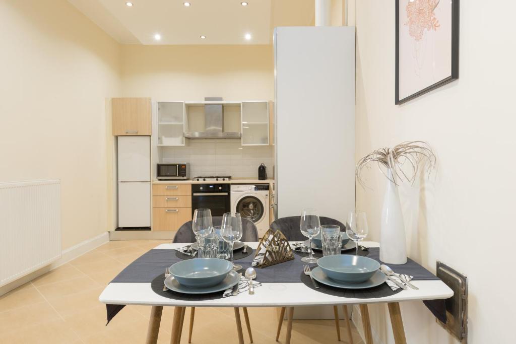 Kuchyňa alebo kuchynka v ubytovaní City Center Dream Home 2BR/2Bath