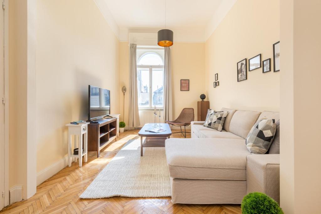 Televízia a/alebo spoločenská miestnosť v ubytovaní City Center Dream Home 2BR/2Bath