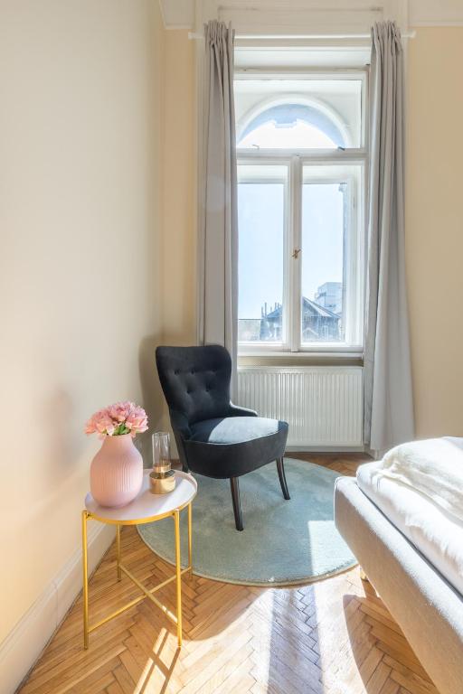 Posedenie v ubytovaní City Center Dream Home 2BR/2Bath
