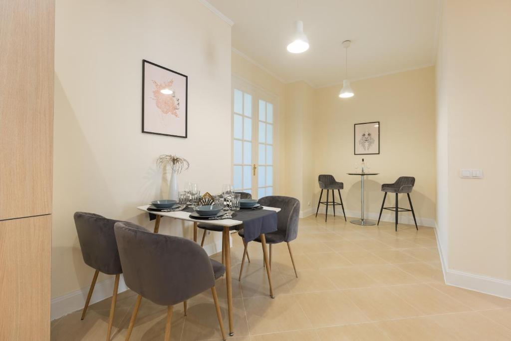 Posedenie v ubytovaní City Center Dream Home 2BR/2Bath