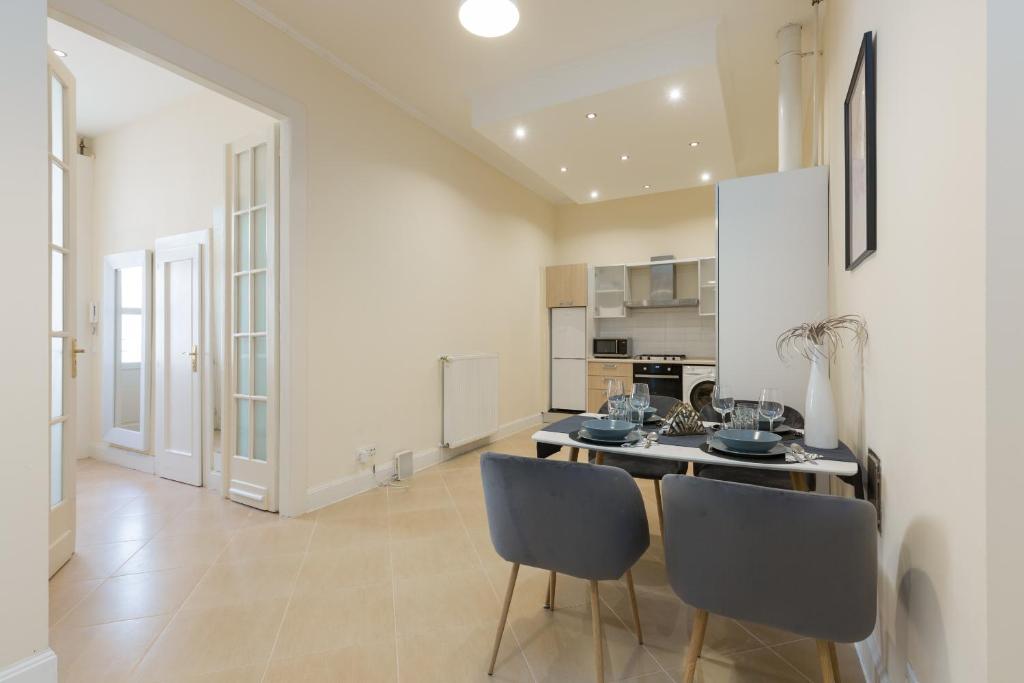 Kuchyňa alebo kuchynka v ubytovaní City Center Dream Home 2BR/2Bath