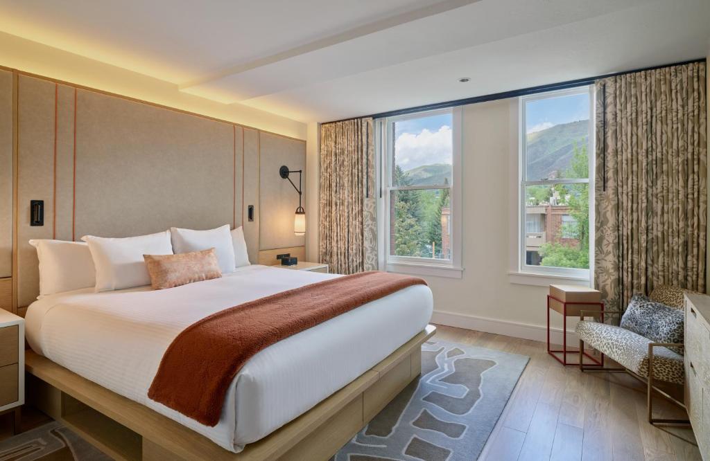 Postel nebo postele na pokoji v ubytování Limelight Hotel Aspen