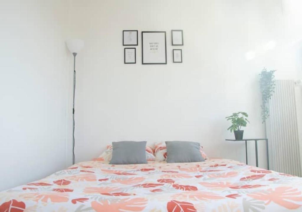 a bedroom with a bed with a floral bedspread at Super studio proche de Paris Porte de Versailles ! in Vanves