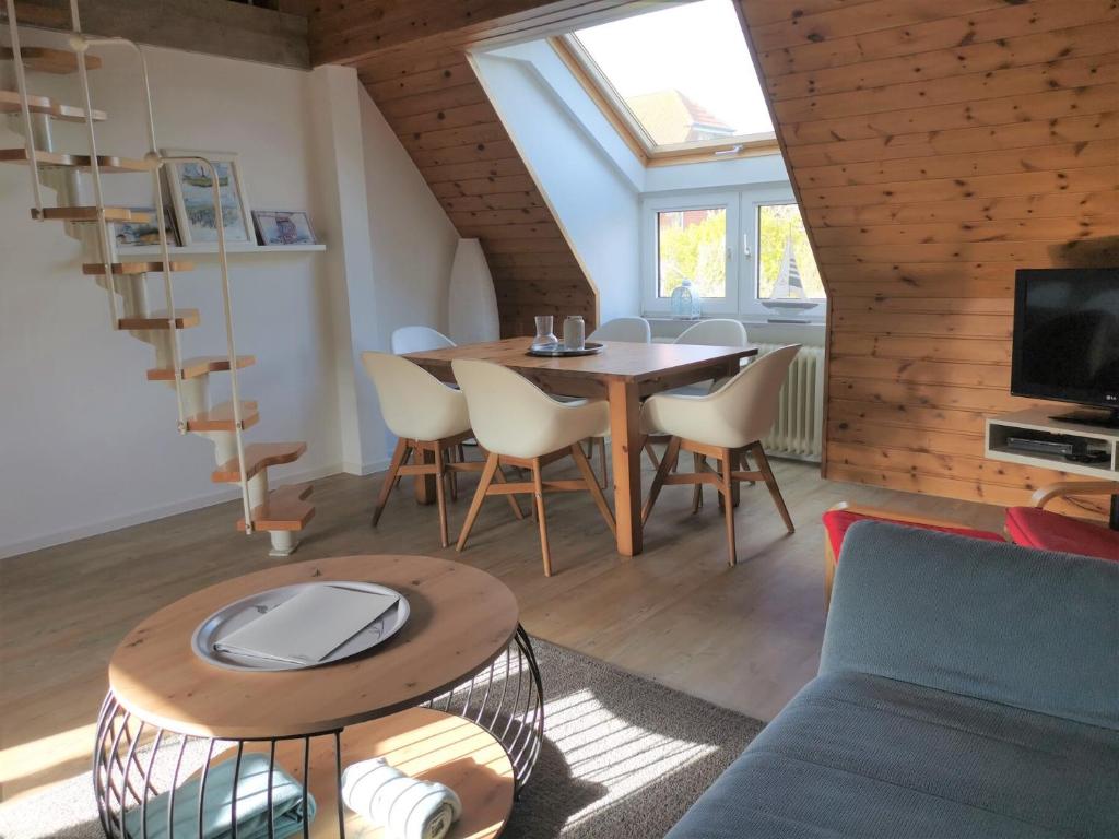 TV a/nebo společenská místnost v ubytování Haus Elbestraße 24 Elbestraße 24, Whg OG