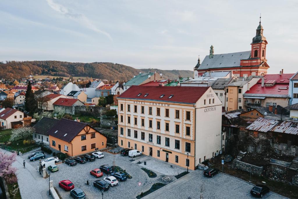 uma vista aérea de uma cidade com um edifício em Hotel Centrum em Hranice