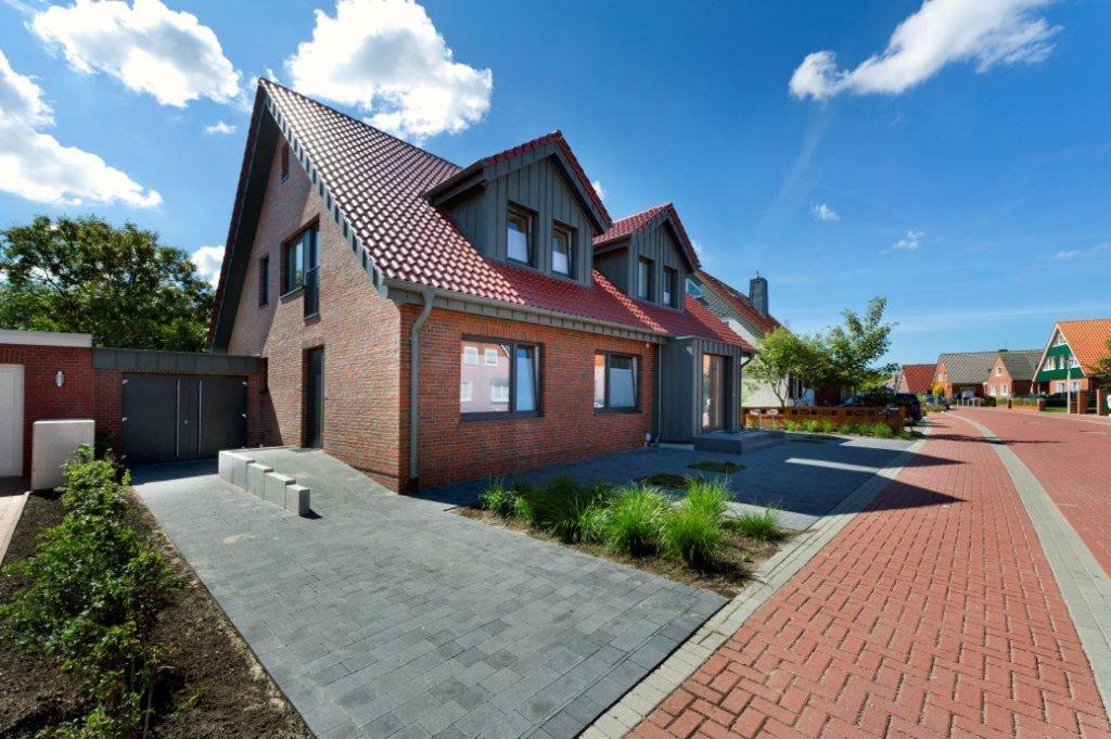 a brick house with a brick driveway at Traum vom Meer Traum vom Meer 2 in Norderney
