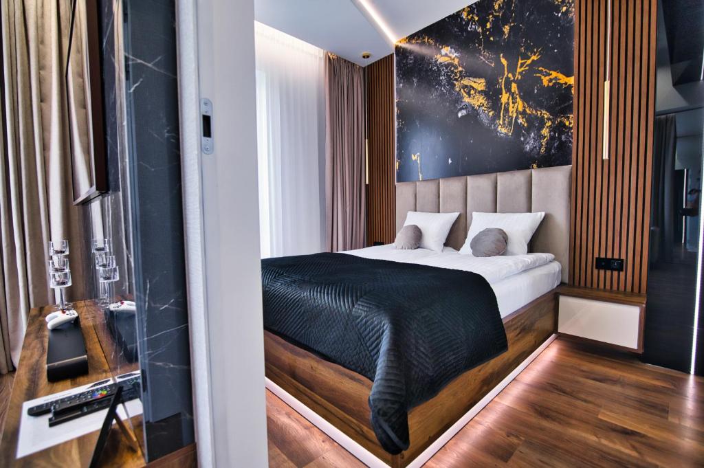 sypialnia z łóżkiem z czarnym kocem w obiekcie Boutique 78 by Housine w Zatorze