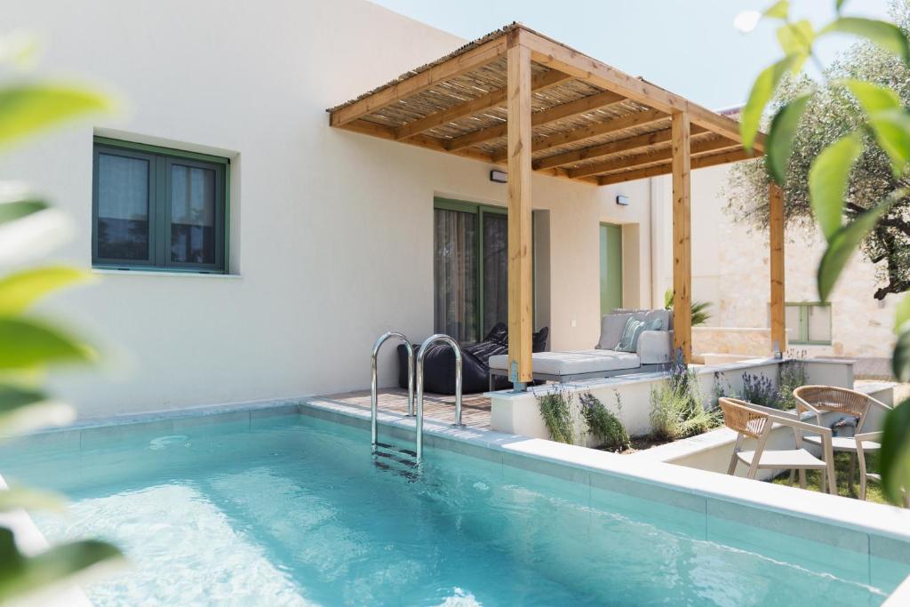 - une piscine avec pergola à côté d'une maison dans l'établissement Magnolia Villas Thassos, à Potos