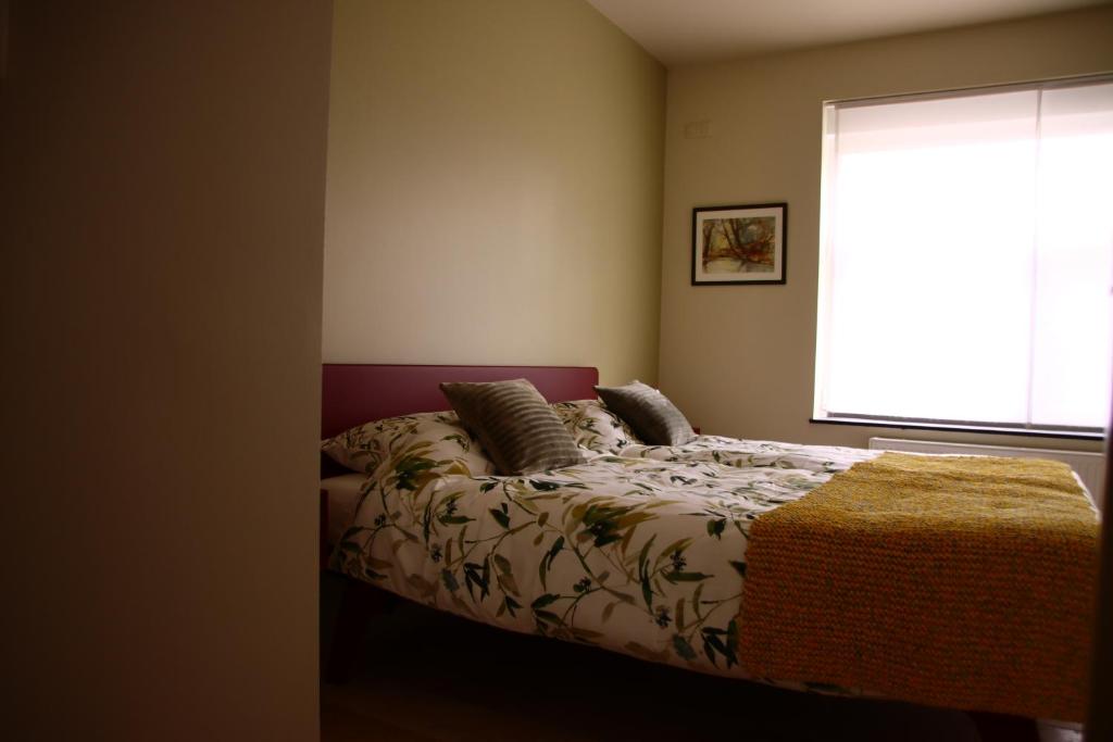una camera con letto e finestra di Holiday Apartment Al 't Sanna a Geraardsbergen