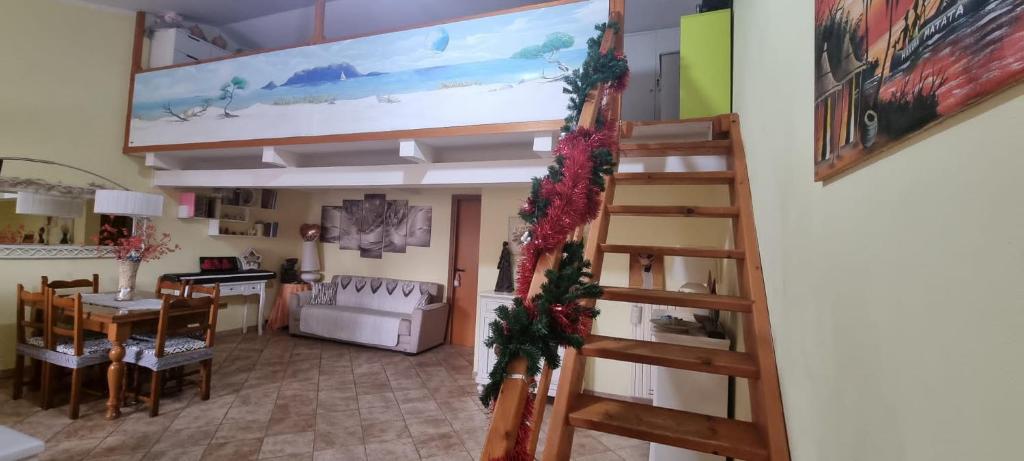 Magic DaLu con posto auto في أولبيا: غرفة معيشة مع درج وغرفة طعام