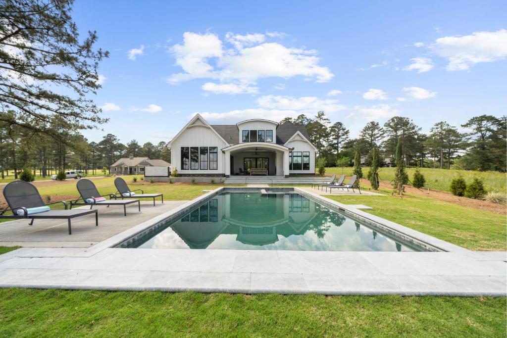 Lake Oconee Luxury Retreat Cuscowilla private pool, spa and lake access, Eatonton (updated