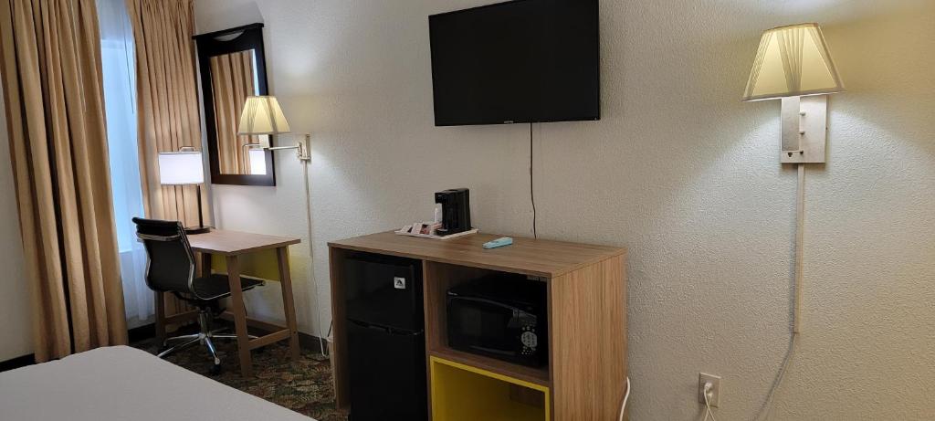 Hotel Carolina A Days Inn by Wyndham - Queen Room - Niet -roken