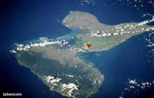 une carte d'une île avec une flèche rouge dans l'établissement Le repère des Pirates, à Les Abymes