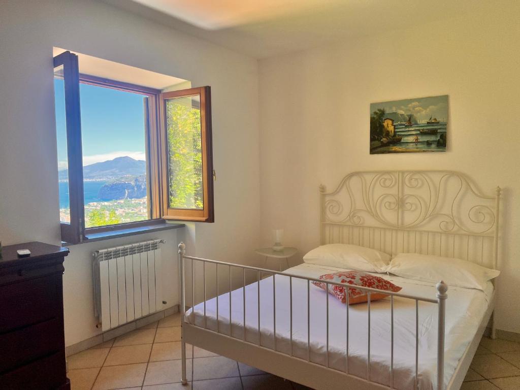 サンタニェッロにあるAgriturismo b&b L arancio In fioreのベッドルーム1室(ベッド1台、大きな窓付)