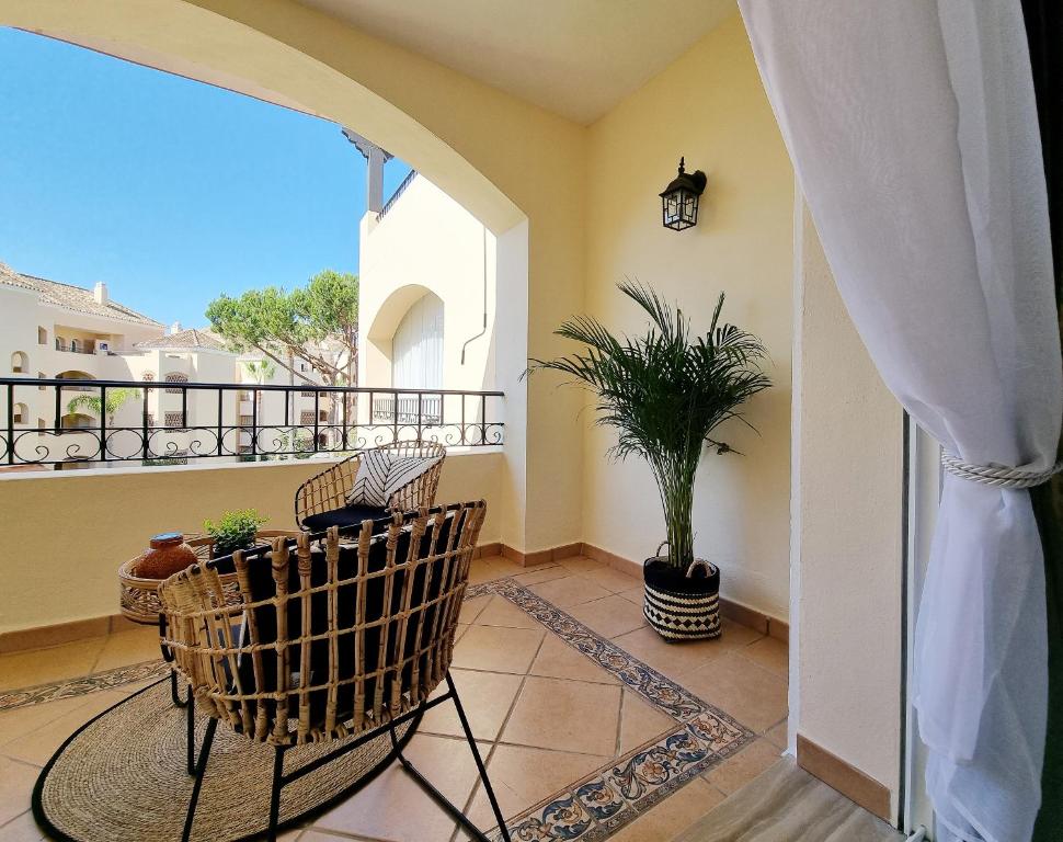 uma varanda com duas cadeiras e uma planta em Luxury Hacienda Playa em Marbella
