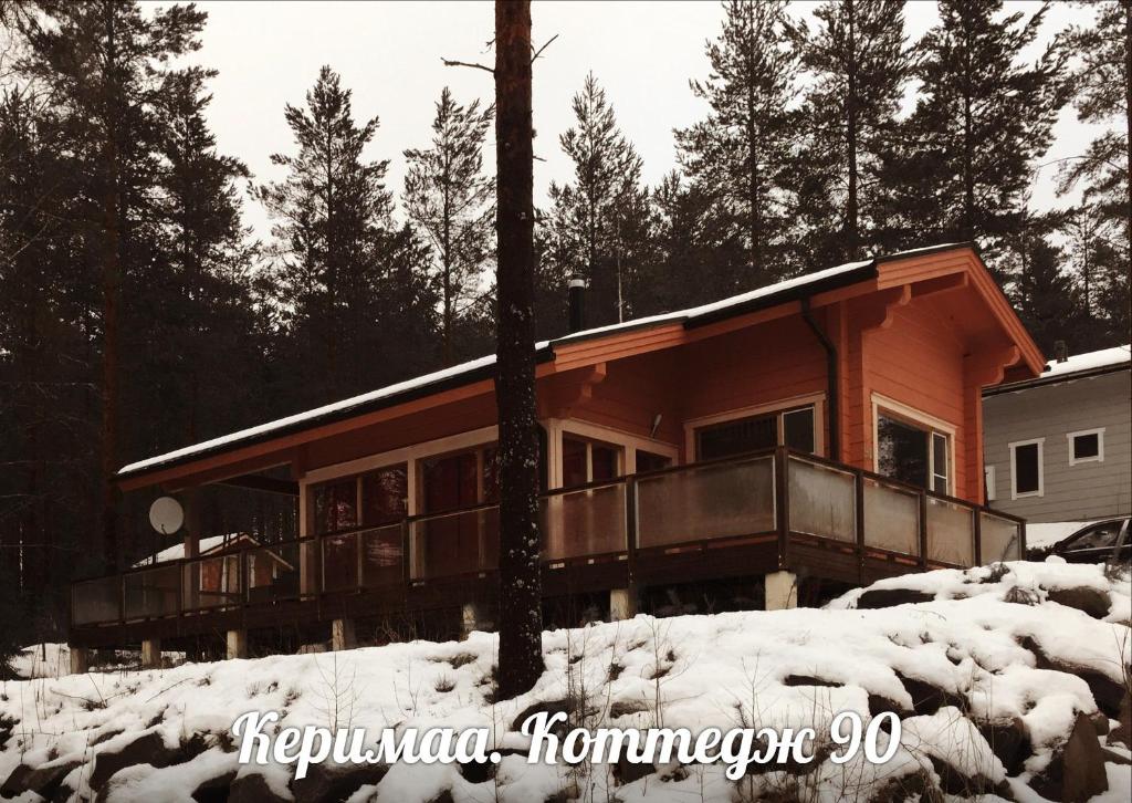 una casa cubierta de nieve delante en Holiday Cabin Kerimaa 90, en Kerimäki