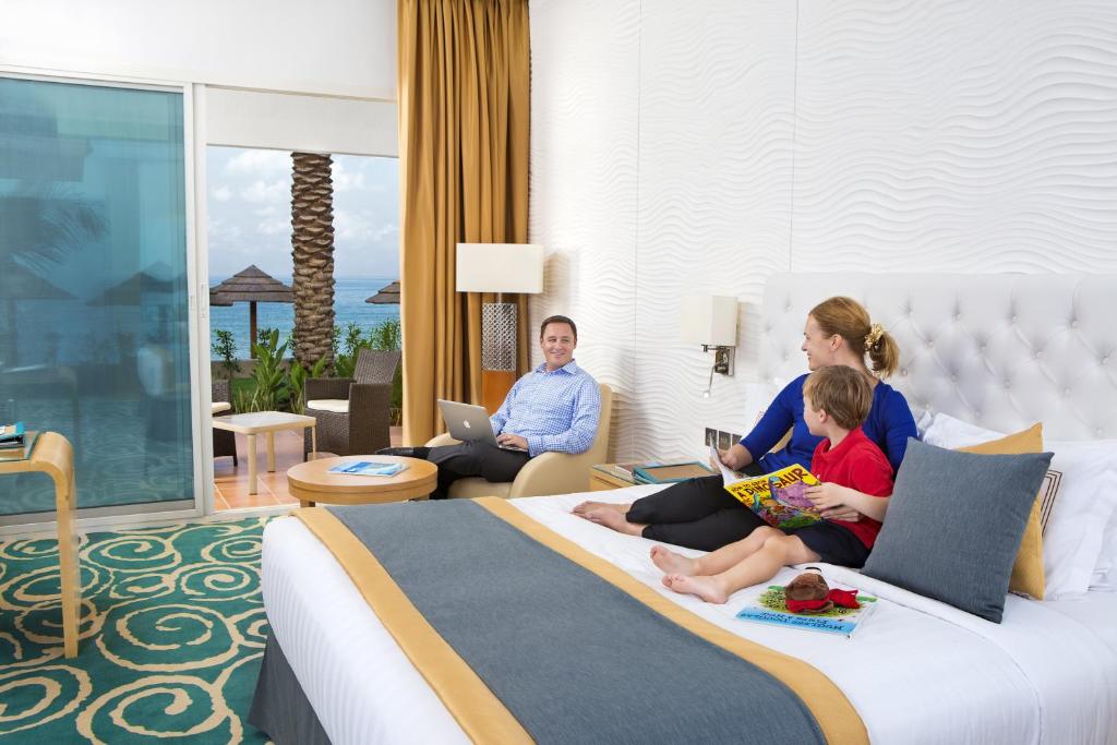 Postel nebo postele na pokoji v ubytování Oceanic Khorfakkan Resort & Spa