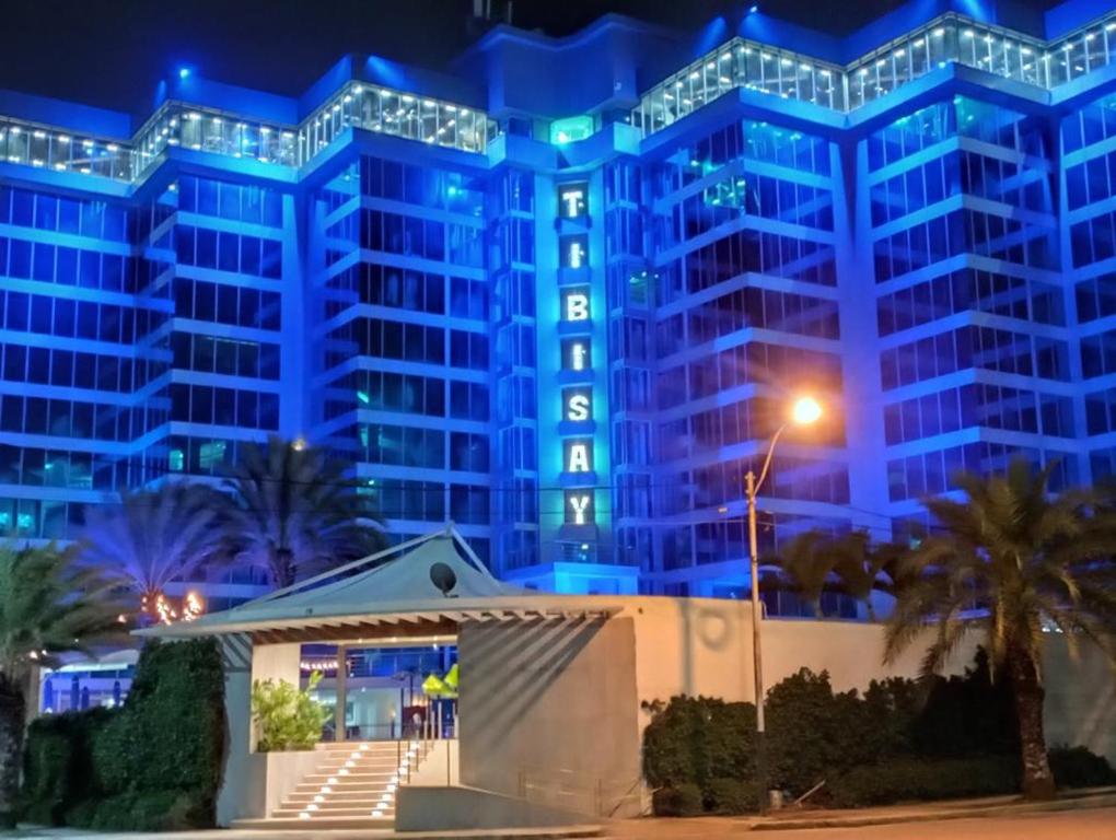 un gran edificio con luces azules delante de él en Tibisay Hotel Boutique Margarita, en Porlamar
