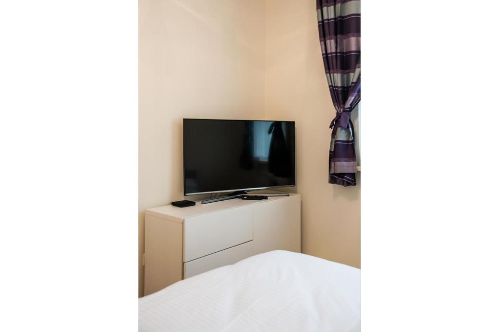 Televízia a/alebo spoločenská miestnosť v ubytovaní Metro Kondratowicza Spacious Apartment