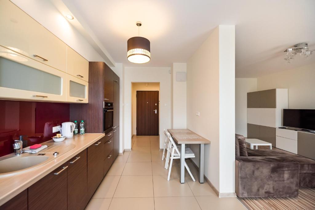 Kuchyňa alebo kuchynka v ubytovaní Metro Kondratowicza Spacious Apartment