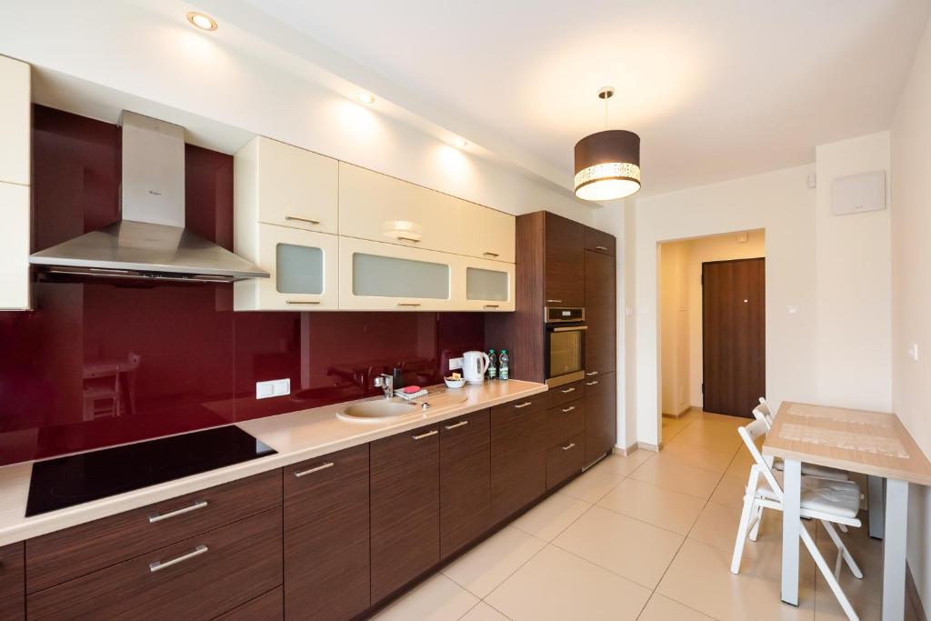 Kuchyňa alebo kuchynka v ubytovaní Metro Kondratowicza Spacious Apartment