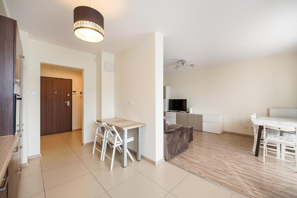 Televízia a/alebo spoločenská miestnosť v ubytovaní Metro Kondratowicza Spacious Apartment